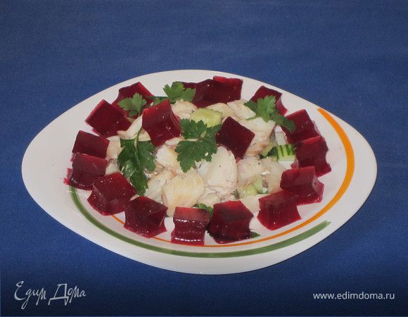 Рыбный салат со свекольным желе