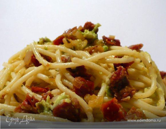 Благородные спагетти с авокадо и вялеными томатами