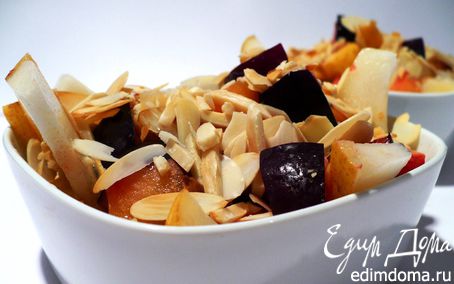 Рецепт Десертный салат из груши со сливами и жареным миндалем