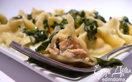 Рецепт Закрытые макароны с начинкой из сливочного копченого лосося под сливочно-винным соусом со шпинатом