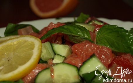 Рецепт – Салат из шпината с семгой, грейпфрутом, огурцами