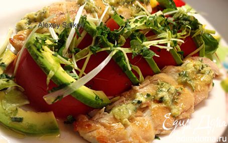 Рецепт Малое куриное филе под соусом гуакамоле с салатом из помидоров и авокадо