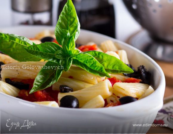 Ригатони с помидорами, базиликом, маслинами и пекорино от Джейми Оливера