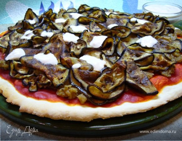 Пицца с томатным соусом и баклажанами