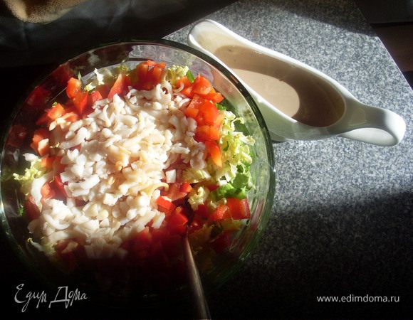 Салат с кальмарами, рисом, кукурузой, яйцом и огурцом
