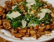 Зеленый салат с жареными грибами и кедровыми орешками