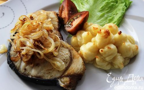 Рецепт Акула под грилем с картофельно-сырным пюре и сладким луком