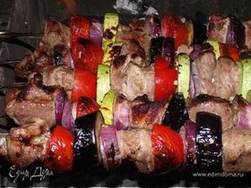 Шашлык из свинины с овощами в луковом маринаде