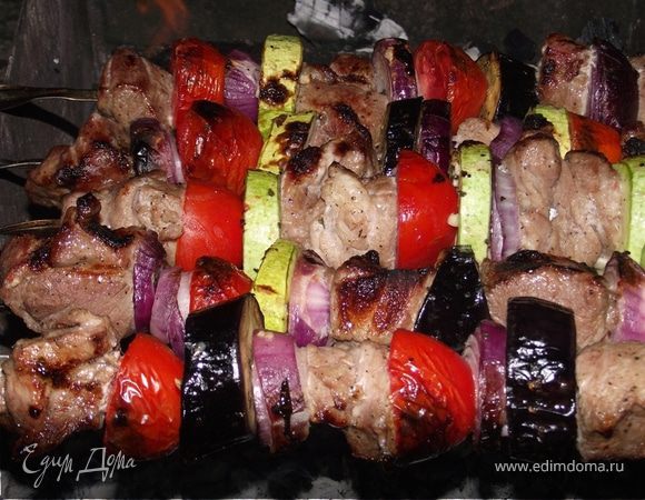 Мясо свинины с овощами на мангале