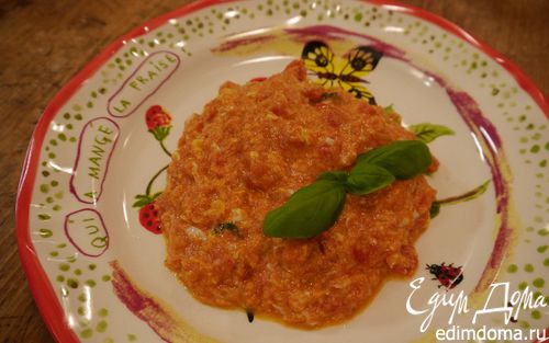 Рецепт Яичница-болтунья с помидорами и базиликом