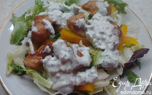 Рецепт Овощной салат с курицей и соусом блю чиз