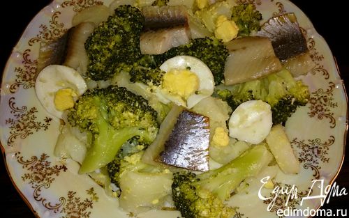 Рецепт Салат с брокколи, сельдью и яйцами