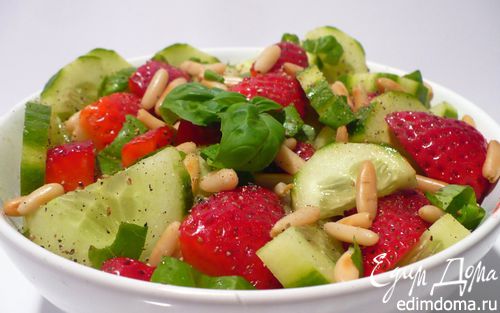 Рецепт Огуречный салат с клубникой и кедровыми орешками