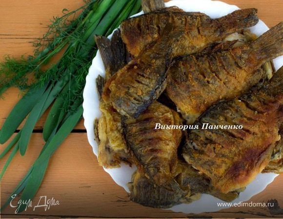 Жареные караси с луком на сковороде — рецепт с фото пошагово