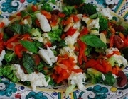 Теплый салат из брокколи, бурраты и чили