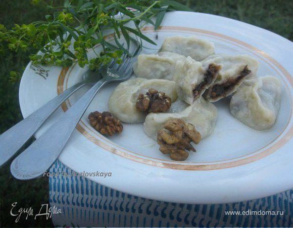 Вареники с черносливом, грецкими орехами и медом