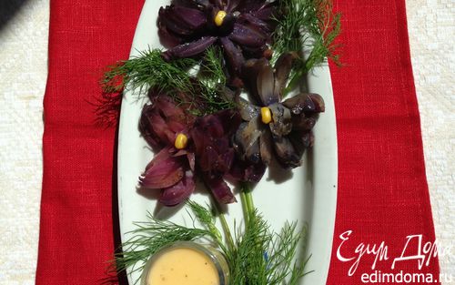 Рецепт Закуска "Пряные цветы из лука с сырным соусом"