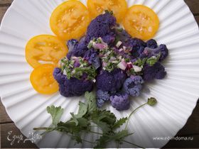 Фиолетовый салат из цветной капусты с желтыми помидорами