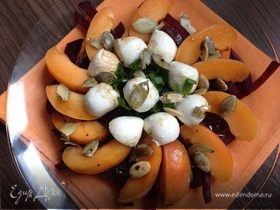 Салат с абрикосами, свеклой и мини-моцареллой
