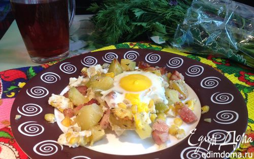 Рецепт Яичница и запеченный картофель с беконом и ароматными травами