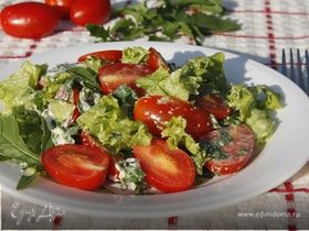 Летний салат с руколой, помидорами и сырной заправкой