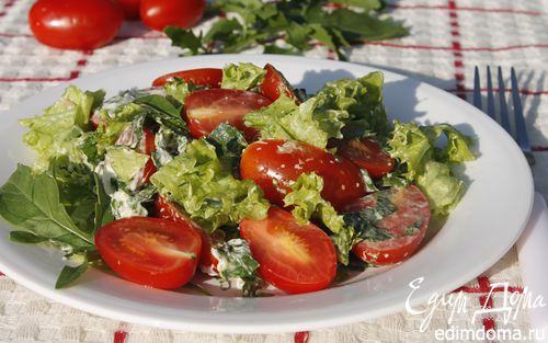Рецепт Летний салат с руколой, помидорами и сырной заправкой