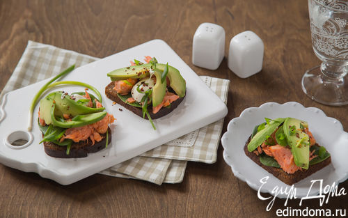 Рецепт Сэндвич с копченым лососем и авокадо