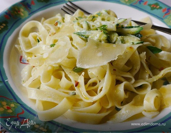 Паста с цукини, пеперончино и мятой