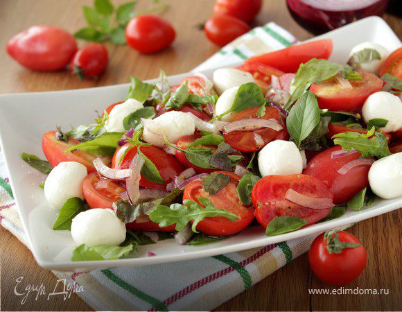 Как приготовить салат с рукколой, страчателлой и помидорами