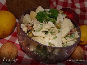 Салат с цветной капустой, горошком и орехами