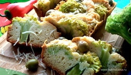 Кекс с брокколи, оливками и пармезаном