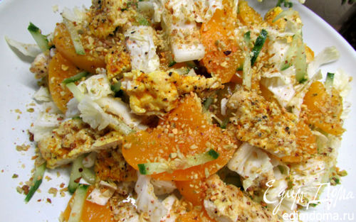 Рецепт Куриный салат с персиками и фисташками