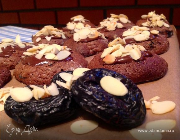 Шоколадное печенье с черносливом и миндалем