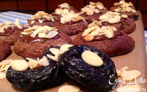 Рецепт Шоколадное печенье с черносливом и миндалем