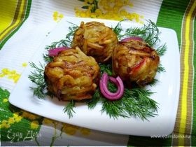 Картофельные мини-кугели с кальмарами и маринованным луком