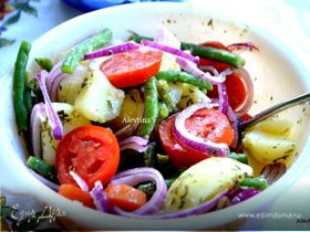 Картофельный салат с зеленой фасолью и томатами