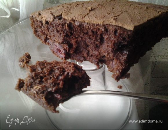 Заварной шоколадный пирог с вишней