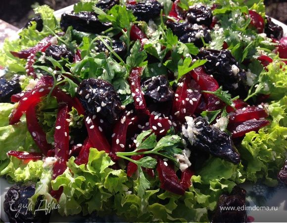 10 салатов с черносливом для любителей необычных сочетаний - Лайфхакер
