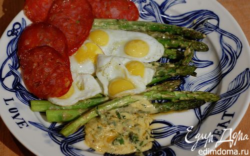 Рецепт Спаржа на гриле с колбасой и перепелиными яйцами