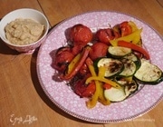 Запеченные овощи и хумус с вялеными помидорами