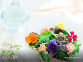 Овощной салат с цветами и лаймовым лососем