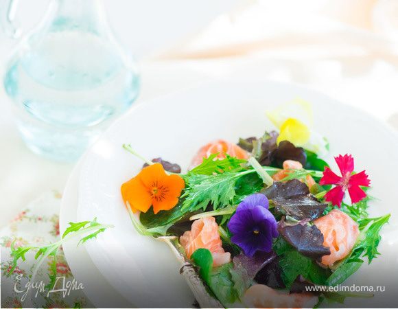 Овощной салат с цветами и лаймовым лососем