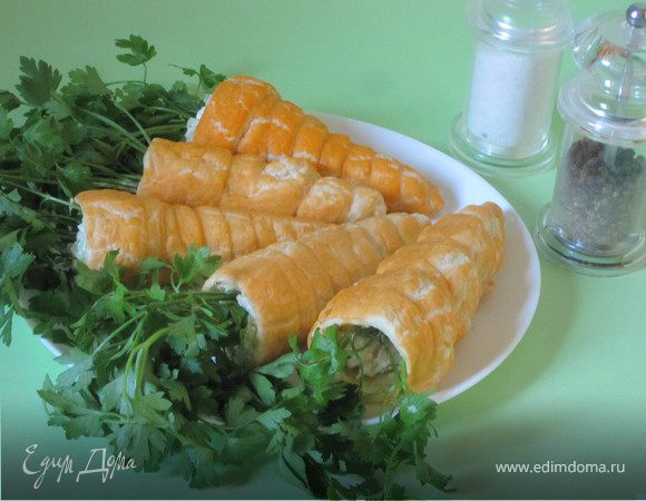 "Морковки" из слоеного теста с салатом