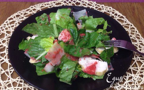 Рецепт Легкий салат с дыней, куриной грудкой гриль и клубничной заправкой