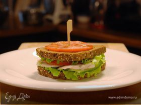 Сэндвич с отварным куриным филе и овощами