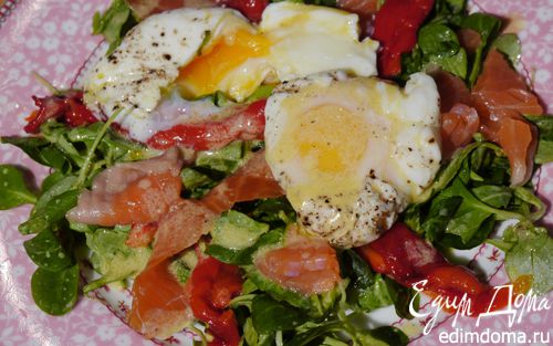 Рецепт Салат с лососем и яйцами пашот