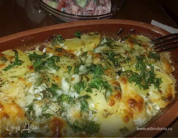 Картофель, запеченный с сыром, яйцами и сливками. Национальный рецепт Швейцарии