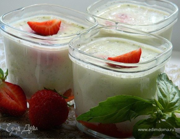 Йогурт с базиликом и клубникой