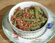 Салат из красного риса со стручковой фасолью