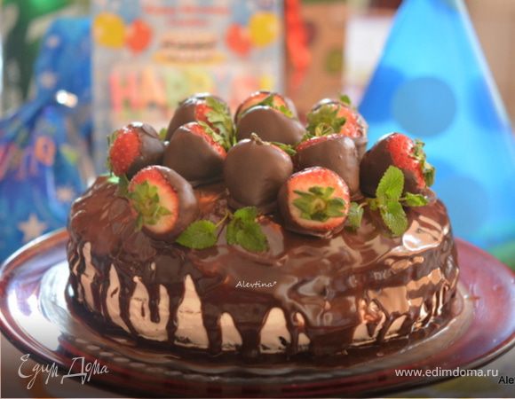 Шоколадный торт с клубникой и кремом